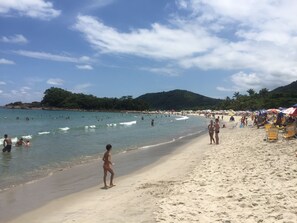 On the beach, sun loungers - House with pool in Camburizinho, one of the most beautiful beaches on the coast of São Paulo! (São Sebastião)