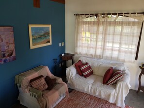 Smart-tv, dvd-spelare, en stereo och kontor