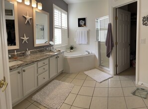 浴槽、ヘアドライヤー、タオル、石鹸