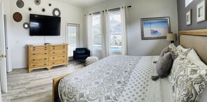 3 室のベッドルーム、デスク、アイロン / アイロン台、旅行用ベビーベッド