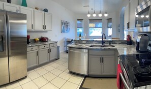 Fridge, microwave, oven, stovetop - Spotless, Modern, Pool Home (Davenport)