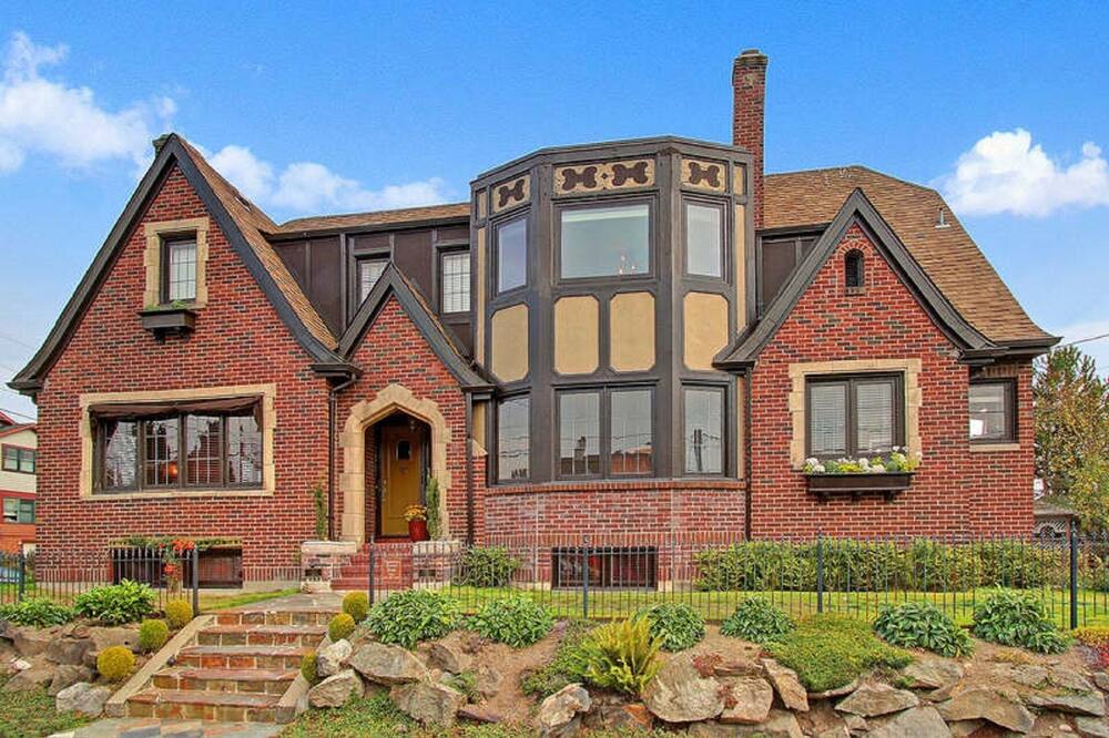 Suite III: Upper suite in a classic Fremont home