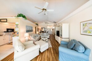 Smart TV, caminetto, lettore DVD, libri