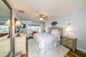 2 bedrooms, desk, iron/ironing board, free WiFi - 2 Bedroom 2 Bath With Heated Pool.  Blocks From The Beach! (Naples)