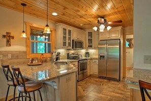 Fridge, microwave, stovetop, dishwasher