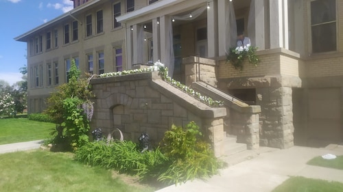 Historic Gooding College, Beautiful Building Small Town up to 21Bedrooms, 13Bath