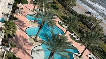 Een binnenzwembad en een buitenzwembad