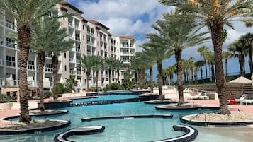 Een binnenzwembad en een buitenzwembad