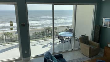 Smart-tv, tafelvoetbal, een tafeltennistafel en een filmbibliotheek