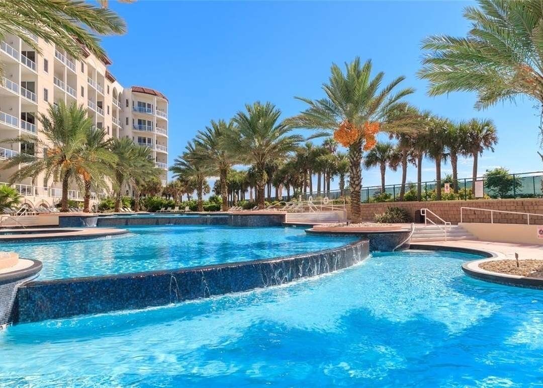 Una piscina techada, una piscina al aire libre