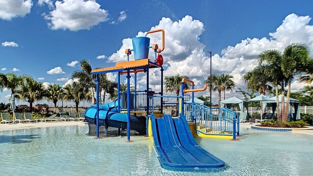 Un parque acuático con toboganes y una piscina.