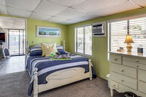 2 bedrooms, desk, Internet, bed sheets - Lake Havasu Home w/ Resort Perks, Walk to Lake (Lake Havasu)