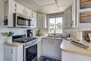 Fridge, microwave, stovetop, dishwasher - Lake Havasu Home w/ Resort Perks, Walk to Lake (Lake Havasu)
