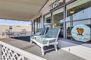 A beach-themed outdoor seating area with a sign reading 'BEACH' and a welcome sign for 'Brenna Jim Casa del Lago'. - Lake Havasu Home w/ Resort Perks, Walk to Lake (Lake Havasu)