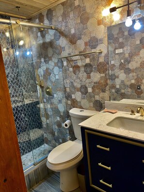 Dusche, Haartrockner, Handtücher, Toilettenpapier