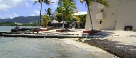 Chaises longues, serviettes de plage