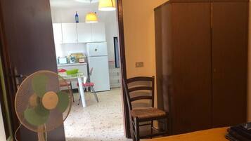 2 quartos, ferros/tåbuas de passar roupa, berço de viagem