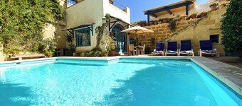 Sjarmerende, 300 år gammel tradisjonell Farmhouse med privat basseng