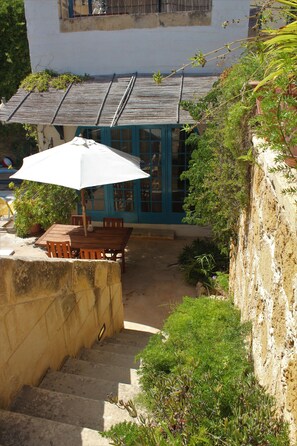 Outdoor dining - Charming, 300 year old traditional Farmhouse with private pool (Zebbug)