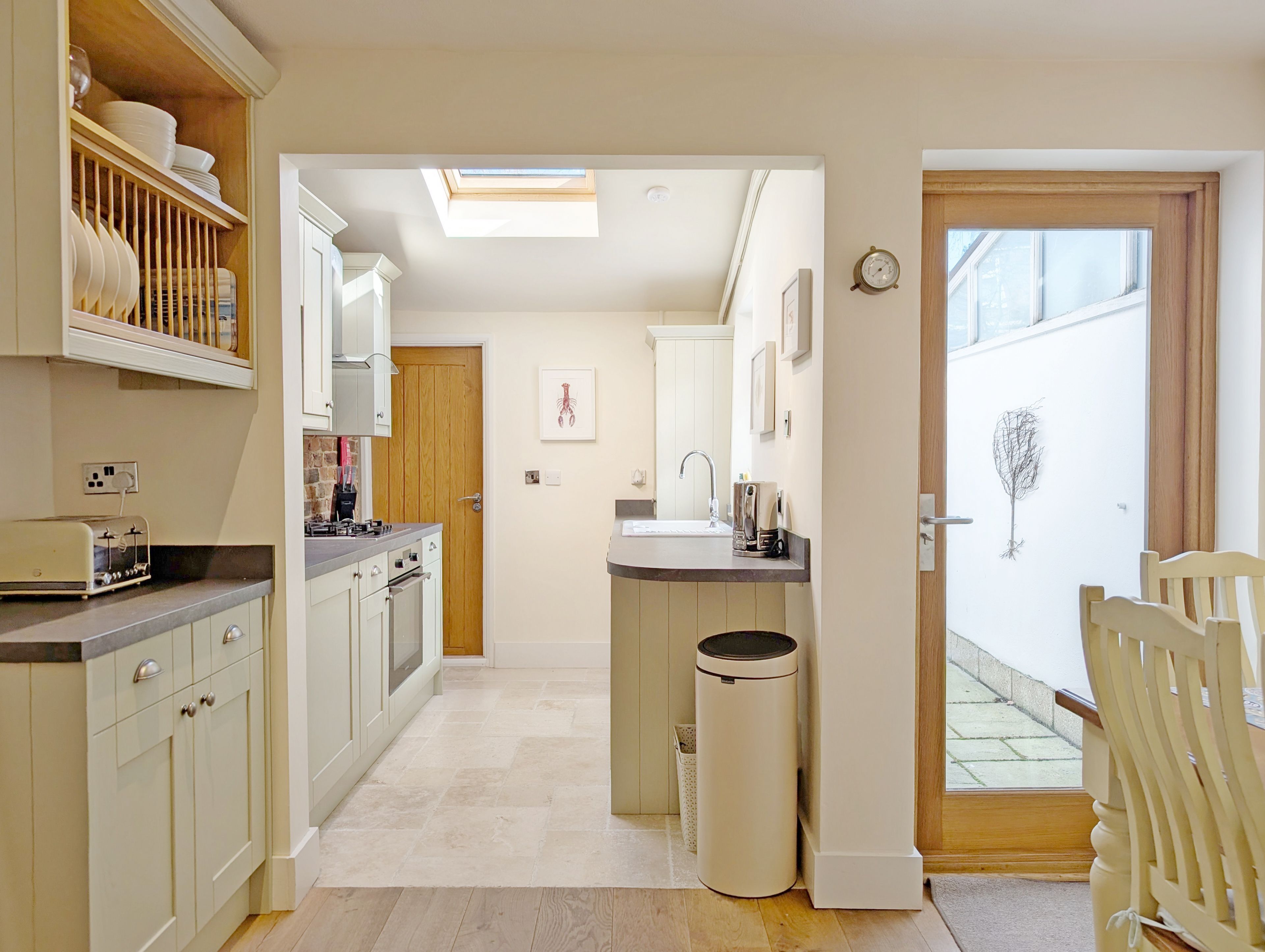 Kühlschrank, Mikrowelle, Wasserkocher mit Kaffee-/Teezubehör, Toaster