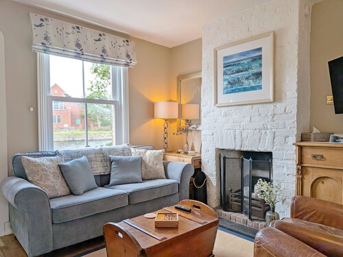 Compass Cottage , Emsworth - a cottage that sleeps 4 guests in 2 bedrooms