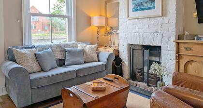 Compass Cottage , Emsworth - a cottage that sleeps 4 guests in 2 bedrooms