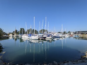 A marina with multiple sailboats docked, calm water, and a clear sky. - Compass Cottage , Emsworth - a cottage that sleeps 4 guests in 2 bedrooms (Emsworth)