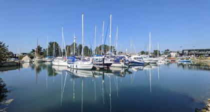 Compass Cottage , Emsworth - a cottage that sleeps 4 guests in 2 bedrooms