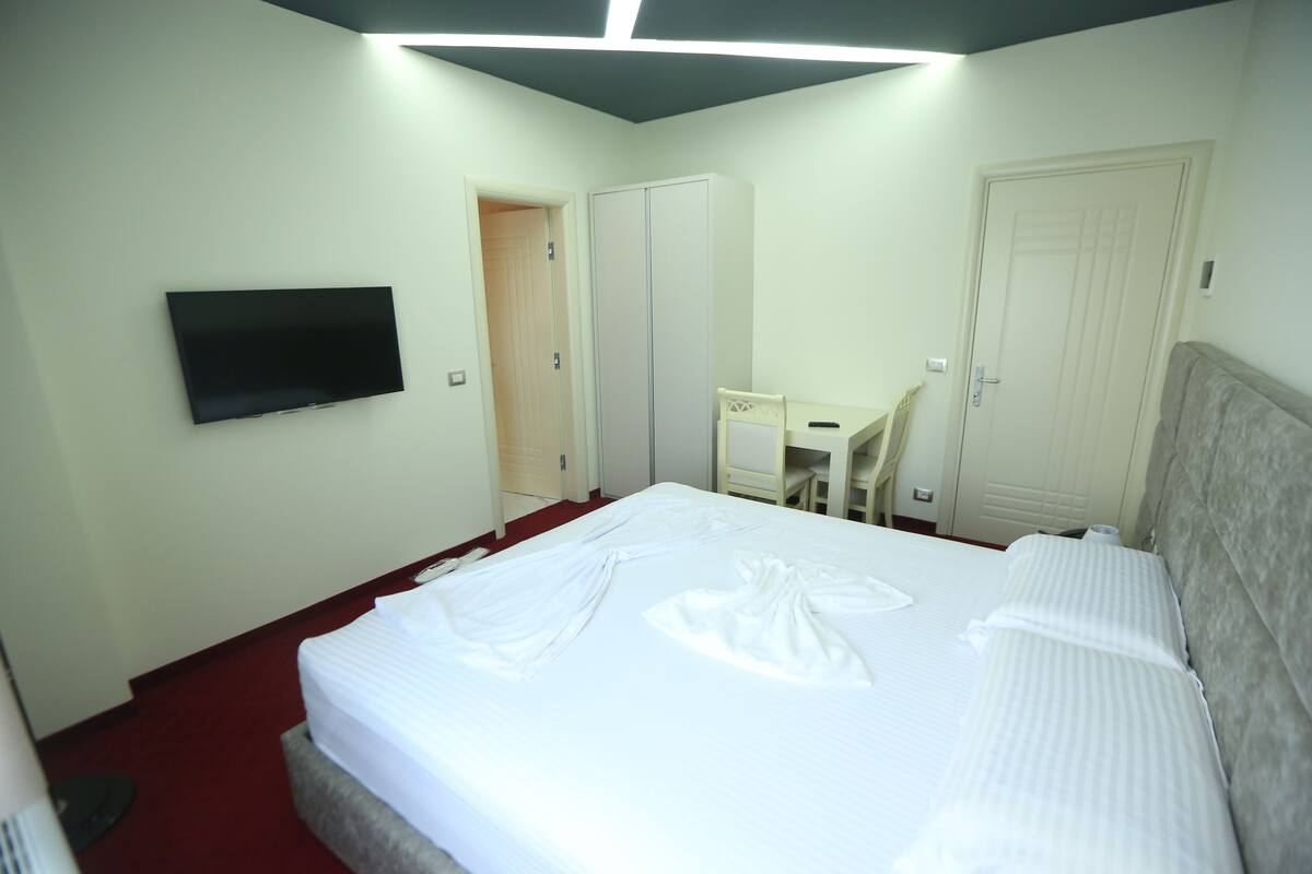 Classic Suite, 1 King Bed, Non Smoking | WiFi, bed sheets, wheelchair access