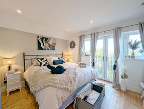 4 slaapkamers, een strijkplank/strijkijzer, reisbedje, gratis wifi