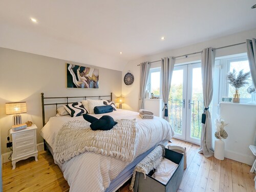 Blacksmiths Cottage -  a cottage that sleeps 10 guests  in 4 bedrooms