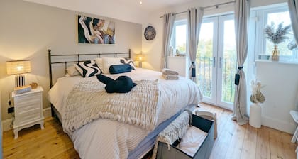 Blacksmiths Cottage - a cottage that sleeps 10 guests in 4 bedrooms