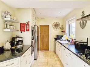 Fridge, microwave, oven, stovetop - Blacksmiths Cottage - a cottage that sleeps 10 guests in 4 bedrooms (Chichester)
