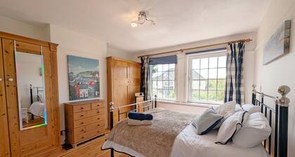 Blacksmiths Cottage - a cottage that sleeps 10 guests in 4 bedrooms