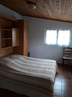 2 chambres, fer et planche à repasser, literie fournie