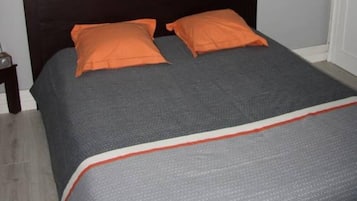 1 slaapkamer, een strijkplank/strijkijzer, gratis wifi, beddengoed