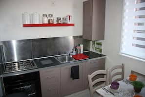 Réfrigérateur, four à micro-ondes, un four, surface de cuisson