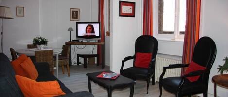TV, DVD player, books, stereo