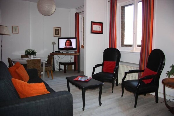 TV, DVD player, books, stereo