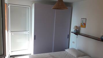 2 chambres, fer et planche Ă repasser, lit parapluie