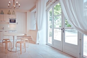 Fridge, microwave, oven, stovetop - Le Bassin, 6p., at the beautiful “Domaine de Vincenti” (Domaine de Vincenti Divajeu)