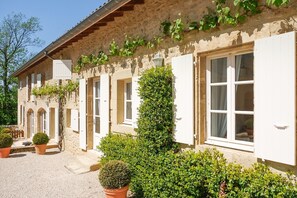 Exterior detail - Le Bassin, 6p., at the beautiful “Domaine de Vincenti” (Domaine de Vincenti Divajeu)