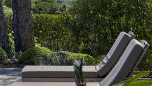 A sun lounger with a view of a mountainous landscape. - Luxury villa with private pool - 10 mn from St Tropez (Grimaud)