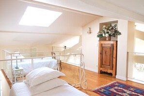 4 dormitoris, planxa i posts de planxar i un bressol de viatge 