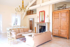 Televisor, llar de foc, reproductor de DVD i taula de tennis de taula 