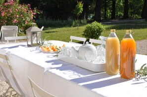 Outdoor dining - Le Colombier, 10p., at the beautiful “Domaine de Vincenti” (Domaine de Vincenti Divajeu)