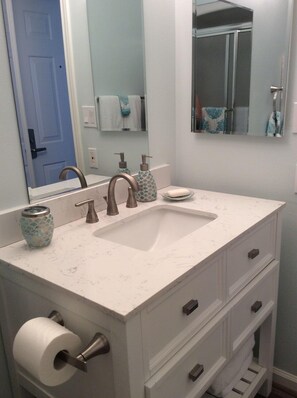 Duschwanne, Haartrockner, Handtücher, Seife