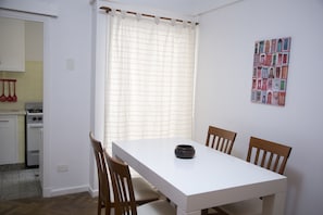 Basic-Apartment, 1 Doppelbett, Nichtraucher, eigenes Bad | Wohnbereich | Flachbildfernseher
