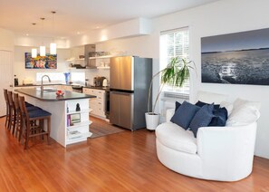 Smart TV, fireplace, music library, stereo