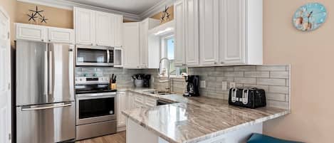 Frigorífic, microones, forn i placa de cuina